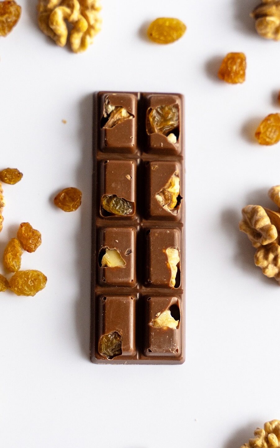 Молочний з горіхами та родзинками