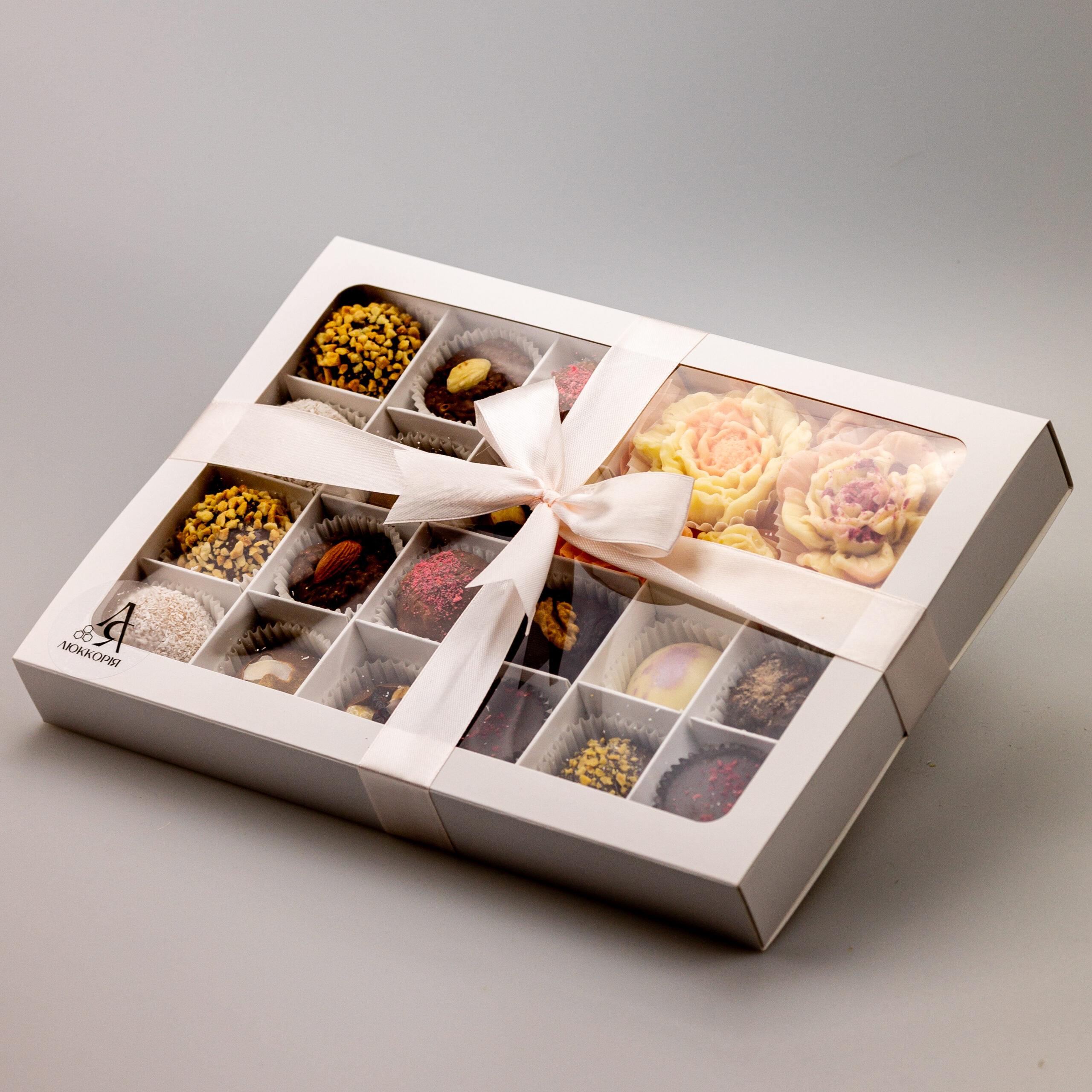 Асорті цукерок з шоколадними квітами - L