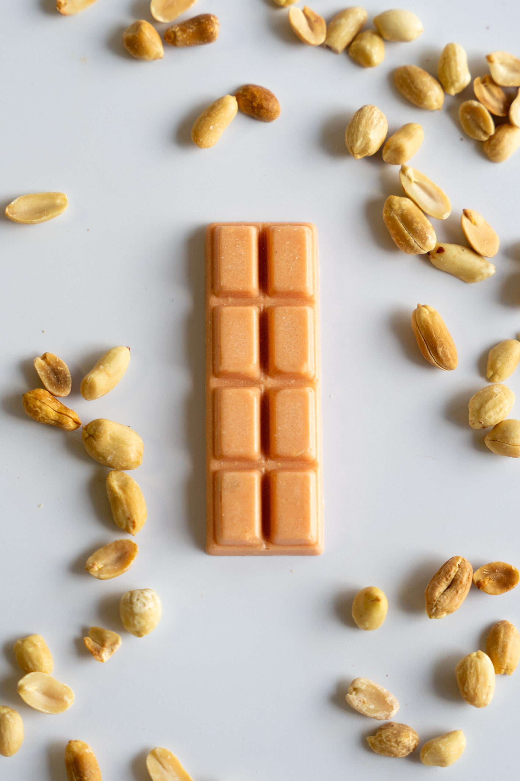 Білий з карамеллю та арахісом