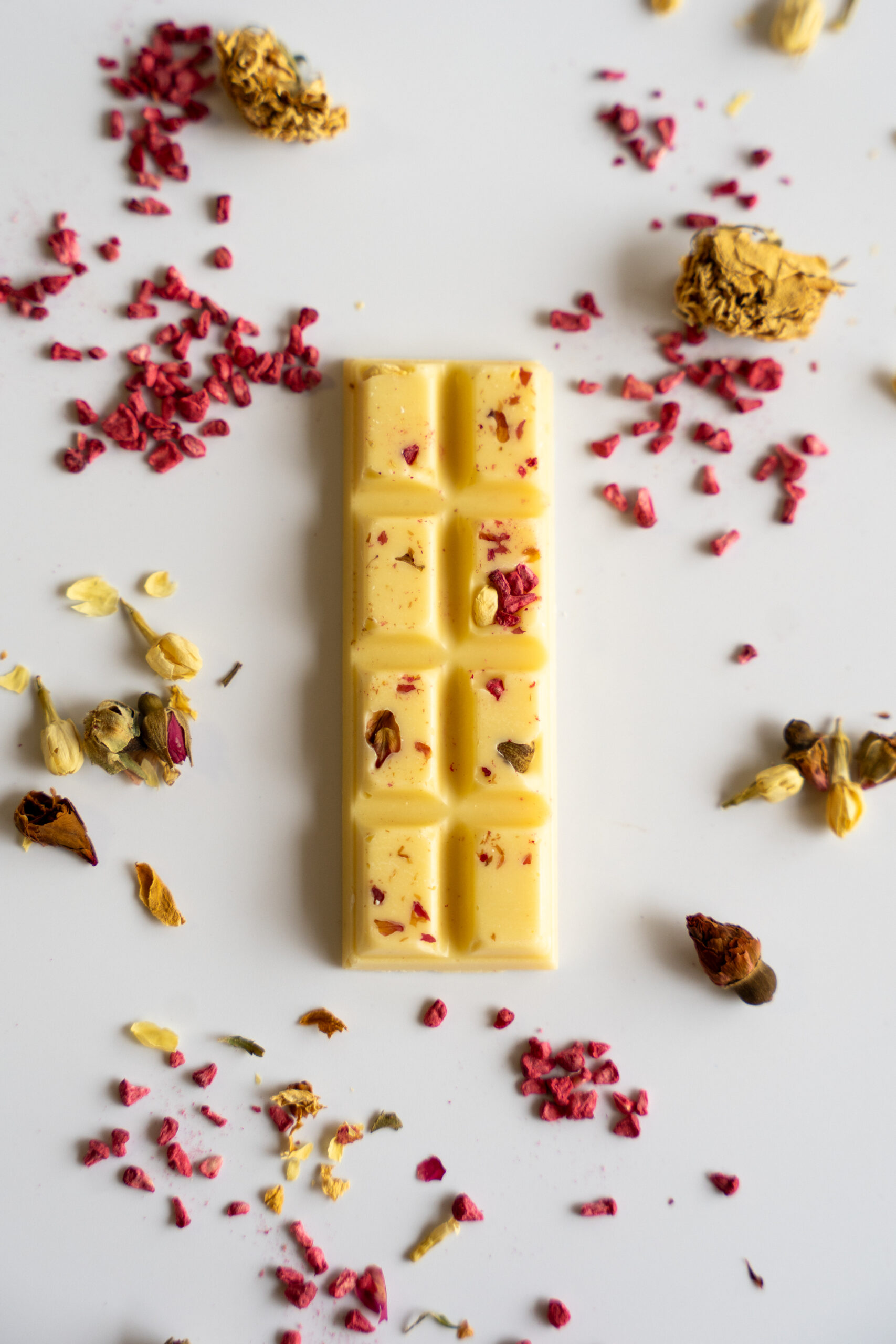 Білий з трояндою та малиною